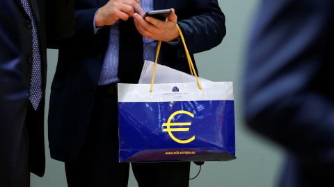 Un funcionario europeo lleva una bolsa con el logo del BCE. REUTERS/Francois Lenoir