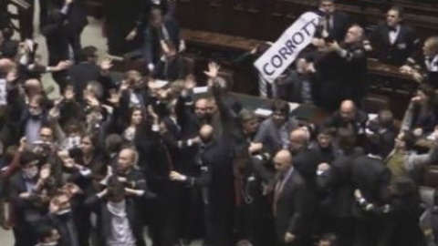 Pelea de diputados en el Parlamento italiano