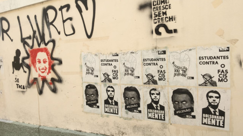 Carteles contra el presidente Bolsonaro en el Campus de Praia Vermelha de la Universidad Federal de Río de Janeiro (UFRJ). | Víctor David López