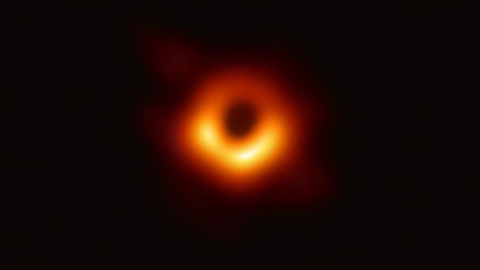 Imagen de un anillo con una mitad más luminosa que la otra que corresponde al agujero negro supermasivo ubicado en el centro de la galaxia M87, a 53,3 millones de años luz de la Tierra, facilitad. a por el Telescopio del Horizonte de Sucesos (EHT). (EFE