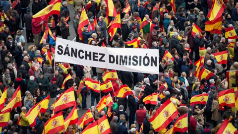 sánchez dimisión, pancarta, manifestación, Colón