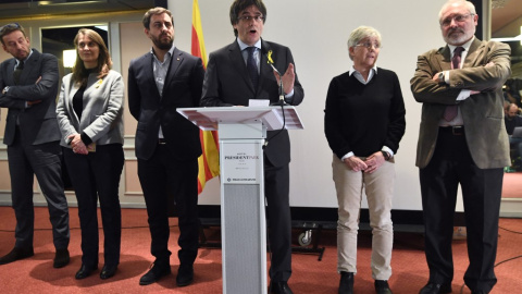 06/12/2017 Carles Puigdemont flanqueado por Meritxell Serret, Antoni Comin, Clara Ponsati y Lluis Puig | AFP/ Emmanuel Dunand