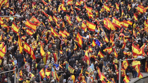 Concentración convocada por PP, Ciudadanos y VOX este domingo en la plaza de Colón. Víctor Lerena (EFE)