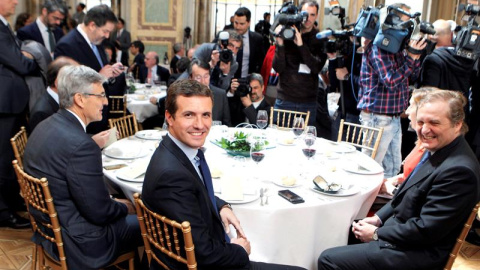 El presidente del PP, Pablo Casado (c) durante un almuerzo informativo, organizado por el Foro ABC-Deloitte, hoy en Madrid. EFE/ Paolo Aguilar