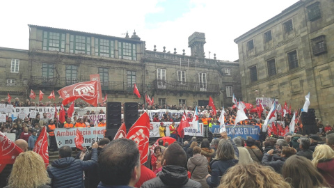 Miles de personas se manifiestan en Santiago por la sanidad pública./ EUROPA PRESS