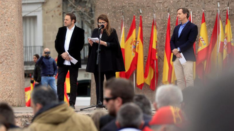 Los periodistas Carlos Cuesta (d), María Claver (c) y Albert Castillón (i) han leído un manifiesto durante la concentración convocada por PP, Ciudadanos y VOX este domingo en la plaza de Colón de Madrid, en protesta por el diálogo de Pedro Sánchez 