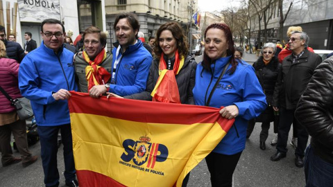 La secretaría general del Sindicato Unificado de Policía (SUP), Mónica Gracia, junto al candidato del PP al Ayuntamiento de Madrid, José Luis Martínez Almeida, se ha sumado a la manifestación de este domingo en la plaza de Colón de Madrid. EFE, Ví