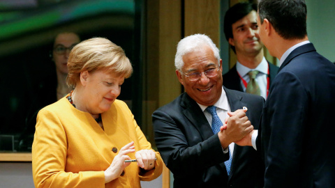 La canciller alemana, Angela Merkel, el primer ministro de Portugal, Antonio Costa, y Pedro Sánchez, durante la cumbre de líderes de la Unión Europea en Bruselas. | Reuters