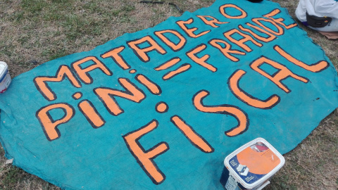 Cartel de los antiespecistas acampados junto al macromatadero del presunto criminal italiano Piero Pini | Ferrán Barber