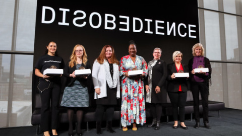 Beth Anne McLaughling (tercera por la izquierda) recibe el Premio MIT a la desobediencia por su labor contra el acoso sexual, junto a otras abanderadas del movimiento #MeToo