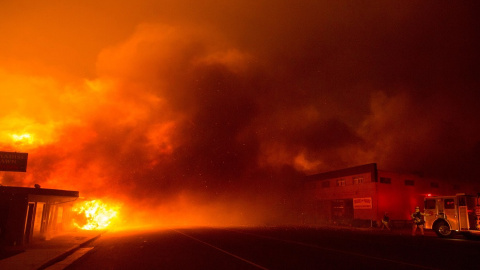 Carretera a la que ha llegado la humareda del incendio. EFE/ Peter Dasilva