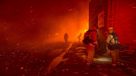 Bomberos durante el incendio en California. EFE/ Peter Dasilva