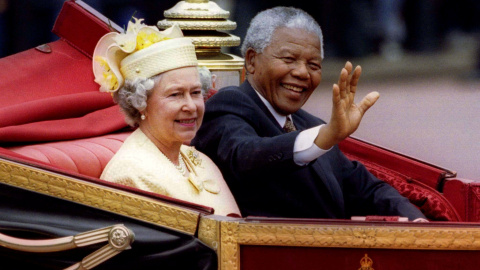 El presidente sudafricano Nelson Mandela acompañado por la reina Isabel II de Gran Bretaña en un paseo en carruaje hacia un almuerzo en el Palacio de Buckingham durante su visita de estado, en Londres