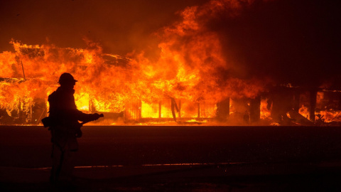 Bombero durante el incendio en California. EFE/ Peter Dasilva