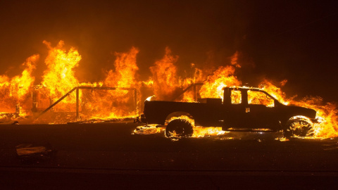 El paso del incendio por California. EFE/ Peter Dasilva