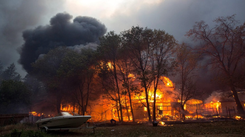 El paso del incendio por California. EFE/ Peter Dasilva