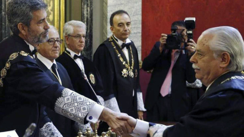 El presidente del Consejo General del Poder Judicial, Carlos Lesmes, saluda al teniente fiscal Luis Navajas, en presencia del juez Manuel Marchena (al fondo en el centro). EFE