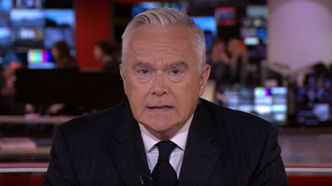 El periodista Huw Edwards informa sobre la muerte de Isabel II en la BBC