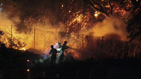 Los bomberos se han desplazado urgentemente hoy jueves hacia la zona de García Aldave, en Ceuta, a la altura del cuartel de la Legión en donde se está produciendo un incendio en el monte que, por culpa del viento, se ha convertido ya en un desastre.