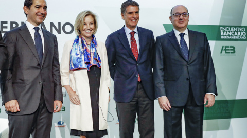 El presidente de la patronal de la banca AEB, José María Roldán (der), con los consejeros delegados de Banco Sabadell, Jaume Guardiola, Bankinter, María Dolores Dancausa, y de BBVA, Carlos Torres. EFE/Emilio Naranjo