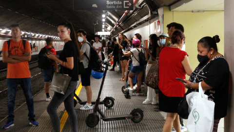 Diversos usuaris de Rodalies esperant a l'andana de l'estació de Sabadell Nord.