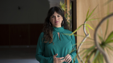 Teresa Rodríguez, en el Parlamento de Andalucía. Retrato de Laura León