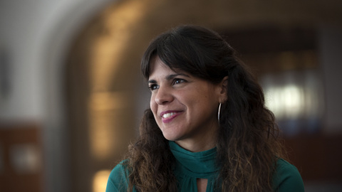 Teresa Rodríguez, en el Parlamento de Andalucía. Retrato de Laura León