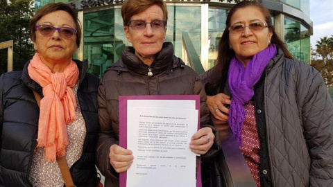 Representantes de asociaciones feministas ante el hotel donde iba a celebrase la jornada informativa sobre vientres de alquiler. (EP)