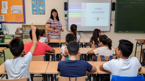 Alumnos de primaria en su primer día de clase en el colegio Begastri de Cehegín, (Murcia), el primero de toda España en comenzar las clases. /EFE