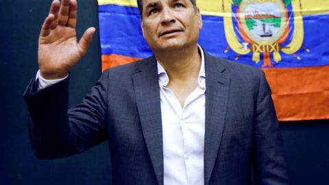 Fotografía de archivo fechada el 19 de junio de 2018, que muestra al expresidente de Ecuador Rafael Correa, mientras saluda a su llegada al acto "América latina en disputa", en la Universidad Complutense de Madrid (España). Correa, prófugo de la justi