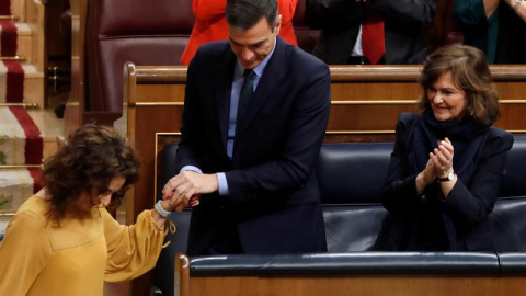 13/02/2019.- La ministra de Hacienda, María Jesús Montero (i), es felicitada por el presidente del Gobierno, Pedro Sánchez, y la vicepresidenta, Carmen Calvo, tras su intervención en la segunda jornada del debate de las enmiendas a la totalidad del pr