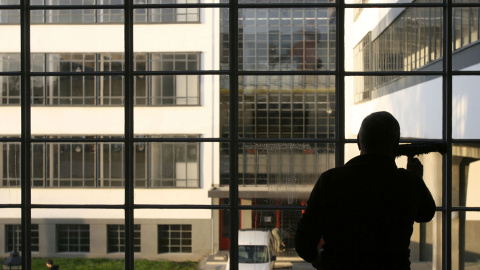 Un trabajador limpia la cristalera de una de las alas del edificio Bauhaus, en Dessau.- AFP