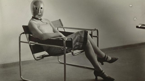 'Mujer en silla club B3', de Marcel Breuer. Máscara de Oskar Schlemmer. Vestido de Lis Beyer. Sobre 1927 © KLASSIK STIFTUNG WEIMAR © STEPHAN CONSEMÜLLER (ERICH CONSEMÜLLER)