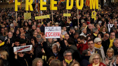 Manifestación en apoyo de los políticos independentistas tras la primera sesión del juicio al 'procés' en el Tribunal Supremo. (ALBERT GEA | EFE)