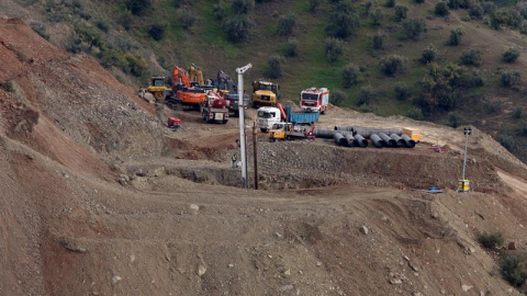 Lugar de trabajo en donde el equipo de rescate intenta sacar a Julen mediante un pozo paralelo. | Daniel Pérez / EFE