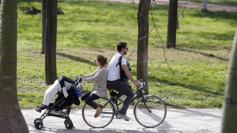 Más de 563.000 contribuyentes han recibido la devolución del IRPF por maternidad y paternidad. EFE