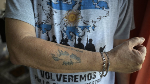 Un veterano de la guerra de las Malvinas argentinas muestra su brazo tatuado en el que se puede leer "Prohibido olvidar", en Pilar, provincia de Buenos Aires, a 7 de marzo. 2022.