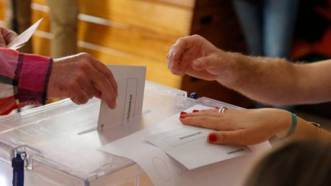 Momentos de la votación en un colegio electoral./EFE