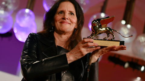 La directora estadounidense Laura Poitras posa con el León de Oro a la Mejor Película que ha recibido por 'All the Beauty and the Bloodshed', a 10 de septiembre de 2022, en Venecia.