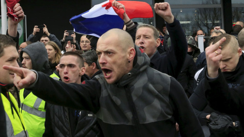 Un grupo de extremistas en una manifestación contra los inmigrantes en Calais, Francia. REUTERS