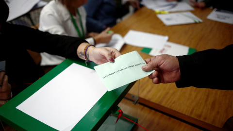 Un hombre deposita su voto en las urnas en la jornada electoral de Andalucía. Jon Nazca/REUTERS