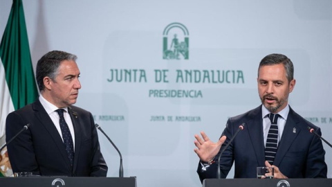 Elías Bendodo y Juan Bravo, esta mañana, en rueda de prensa tras el Consejo  de Gobierno