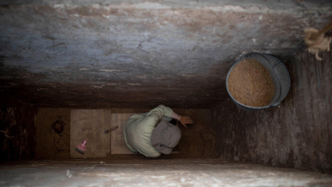 Arqueólogo trabajando en la exhumación de bebés robados del viejo cementerio de Cádiz. / SOS BEBÉS ROBADOS CÁDIZ