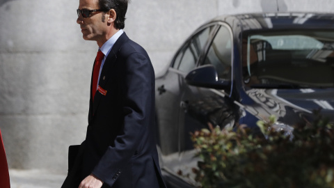 El inspector del Banco de España José Antonio Casaus, que cuestionó en una serie de correos electrónicos la viabilidad de Bankia, a su llegada a la Audiencia Nacional, donde ha declarado como testigo. EFE/Emilio Naranjo