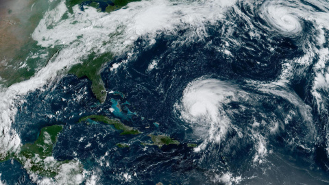 6/9/22 Imagen satelital cedida por la Oficina Nacional de Administración Oceánica y Atmosférica de Estados Unidos (NOAA), a través del Centro Nacional de Huracanes (NHC), donde se muestra la localización en el Atlántico del huracán Danielle (d) y l