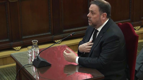 14/02/2019.- Imagen tomada de la señal institucional del Tribunal Supremo de la declaración del exvicepresidente de la Generalitat y principal acusado, Oriol Junqueras, durante la tercera jornada del juicio del "procés" en la Sala de Plenos del Tribuna