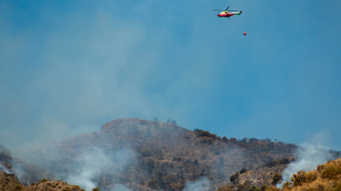 10/9/22 Medios aéreos y terrestres del Infoca trabajan en la extinción del incendio forestal declarado el 8 de septiembre en un paraje de Los Guájares, en la Costa Tropical de Granada, a 10 de septiembre de 2022.