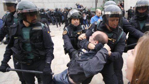 Actuación de la Guardia Civil en la localidad de Sant Julià de Ramis, en Girona, durante el 1-O. AFP/Raymond Roig