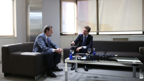 El presidente del PP, Pablo Casado, y su predecesor, Mariano Rajoy, en la reunión mantenida el lunes 23 de julio en la sede de la calle Génova. PP