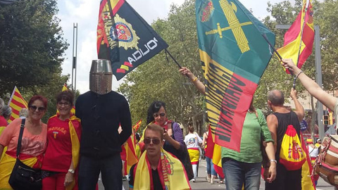 El presidente de FNI, José Alberto Pérez Molina (de negro y con casco templario), junto a miembros de JUSAPOL en una manifestación en Barcelona.